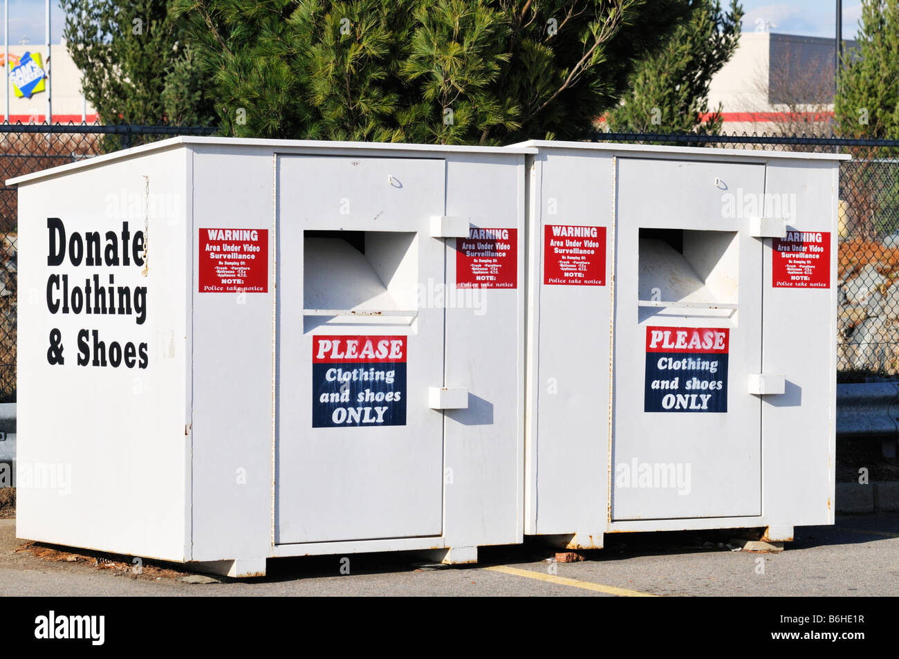 2 donare due scomparti di abbigliamento esterno in parcheggio Foto Stock