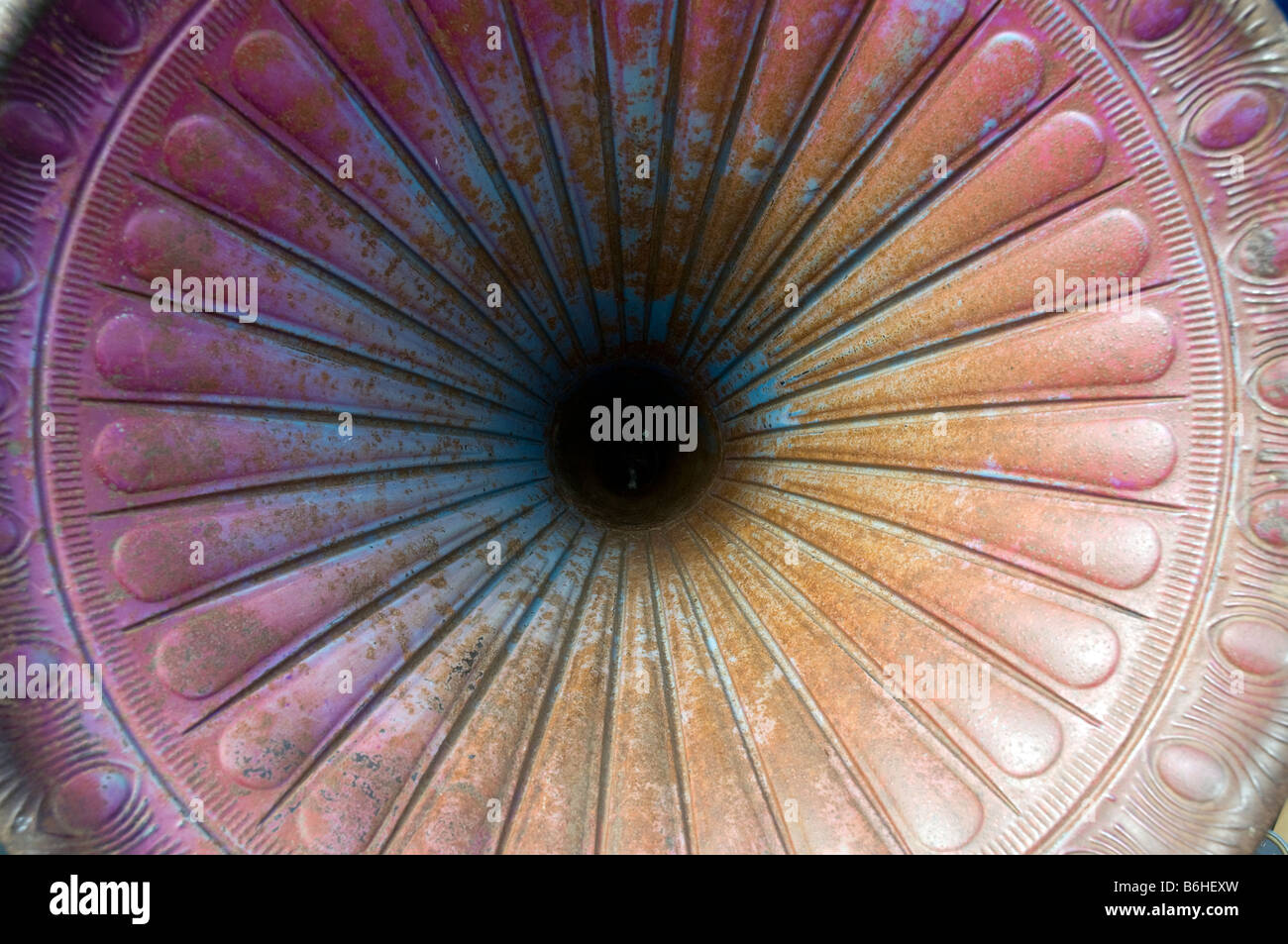 Visualizza in basso la tromba di un vecchio grammofono Foto Stock