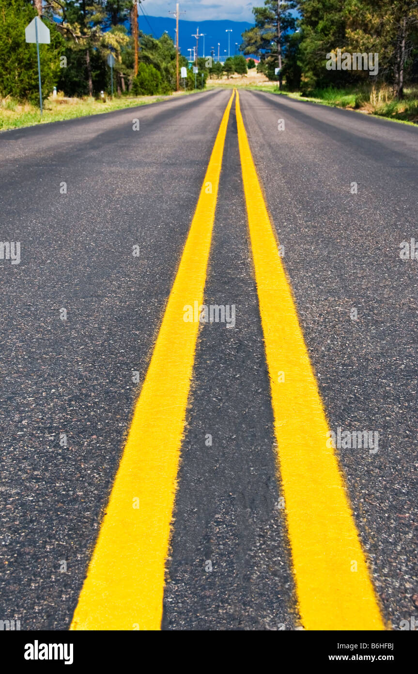 Autostrada con giallo convergenti linee di traffico Foto Stock