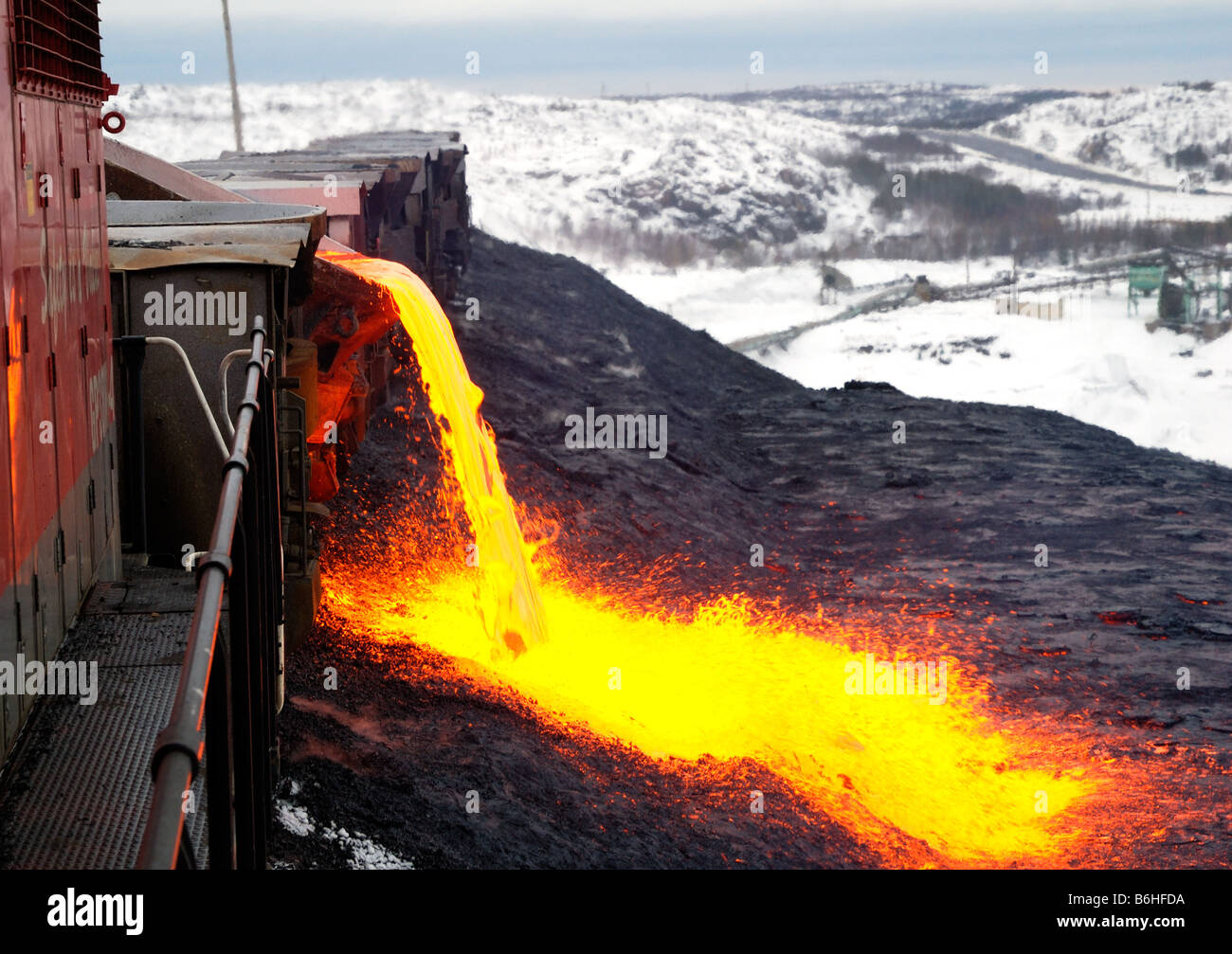Questo è uno dei più spettacolari viste nell'industria mineraria. Versando la scoria è molto simile al flusso di lava. Foto Stock