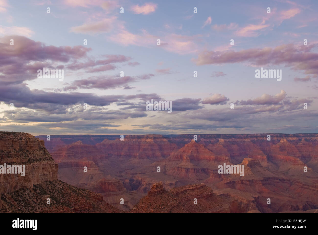 Rosa vista tramonto sopra il bordo sud del Grand Canyon vicino a Mather Point, il Parco Nazionale del Grand Canyon Arizona Foto Stock