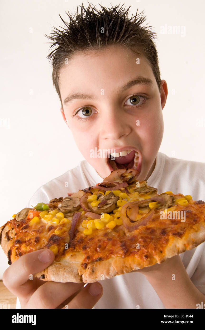 Pizza junk food bambino mangiare mangiare la dieta grasso grasso grasso grasso ingrasso Italia italiano salute sano male l'obesità infantile o Foto Stock