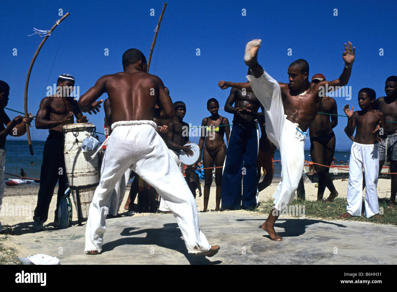 L'afro-brasiliano della danza marziale Capoeira è eseguita sull'isola Itaprica a Salvador Bahia Brasile Foto Stock