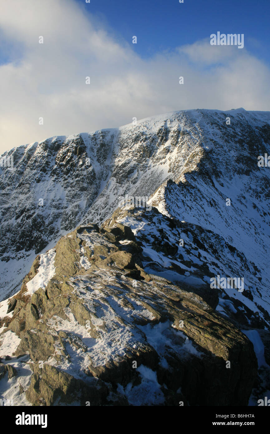 Guardando lungo una estensione invernale bordo verso il vertice di Helvellyn, North East Lake District Foto Stock