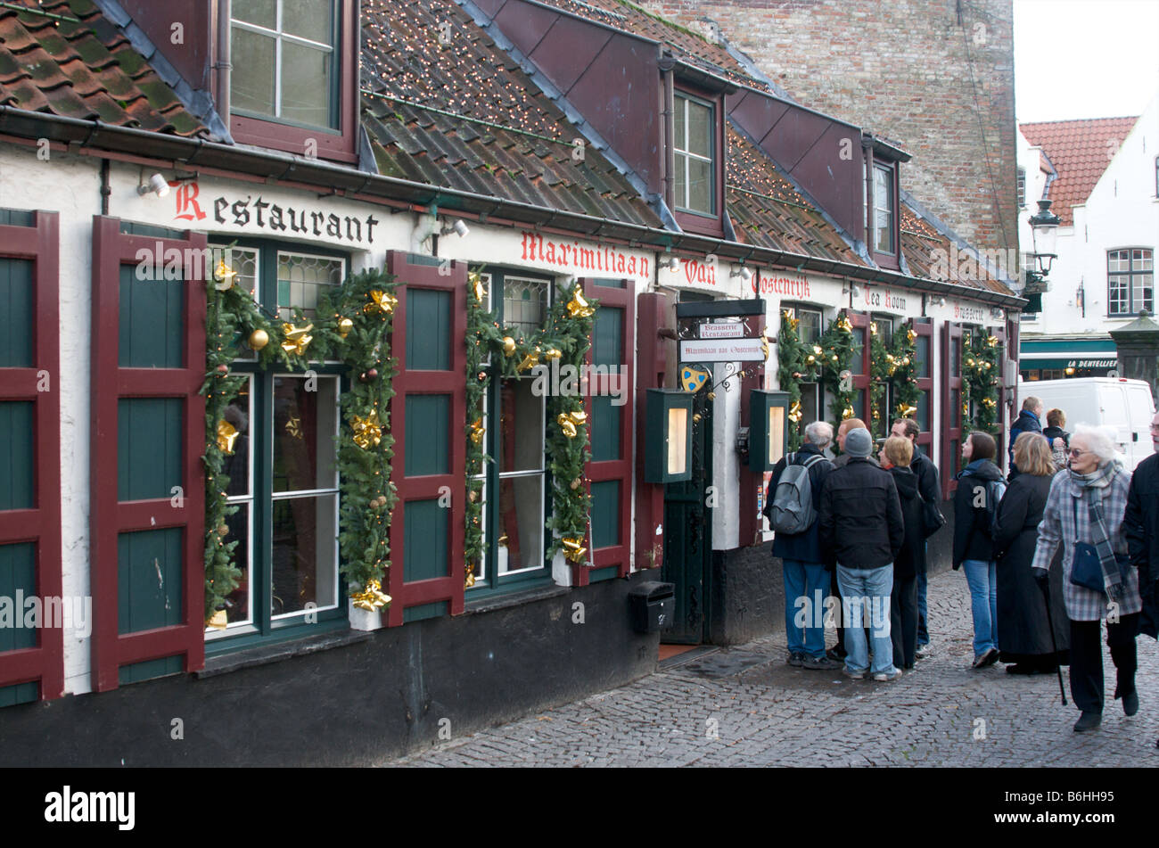 I turisti incontro presso il Maximiliaan van Oostenrijk ristorante a Bruges. Foto Stock