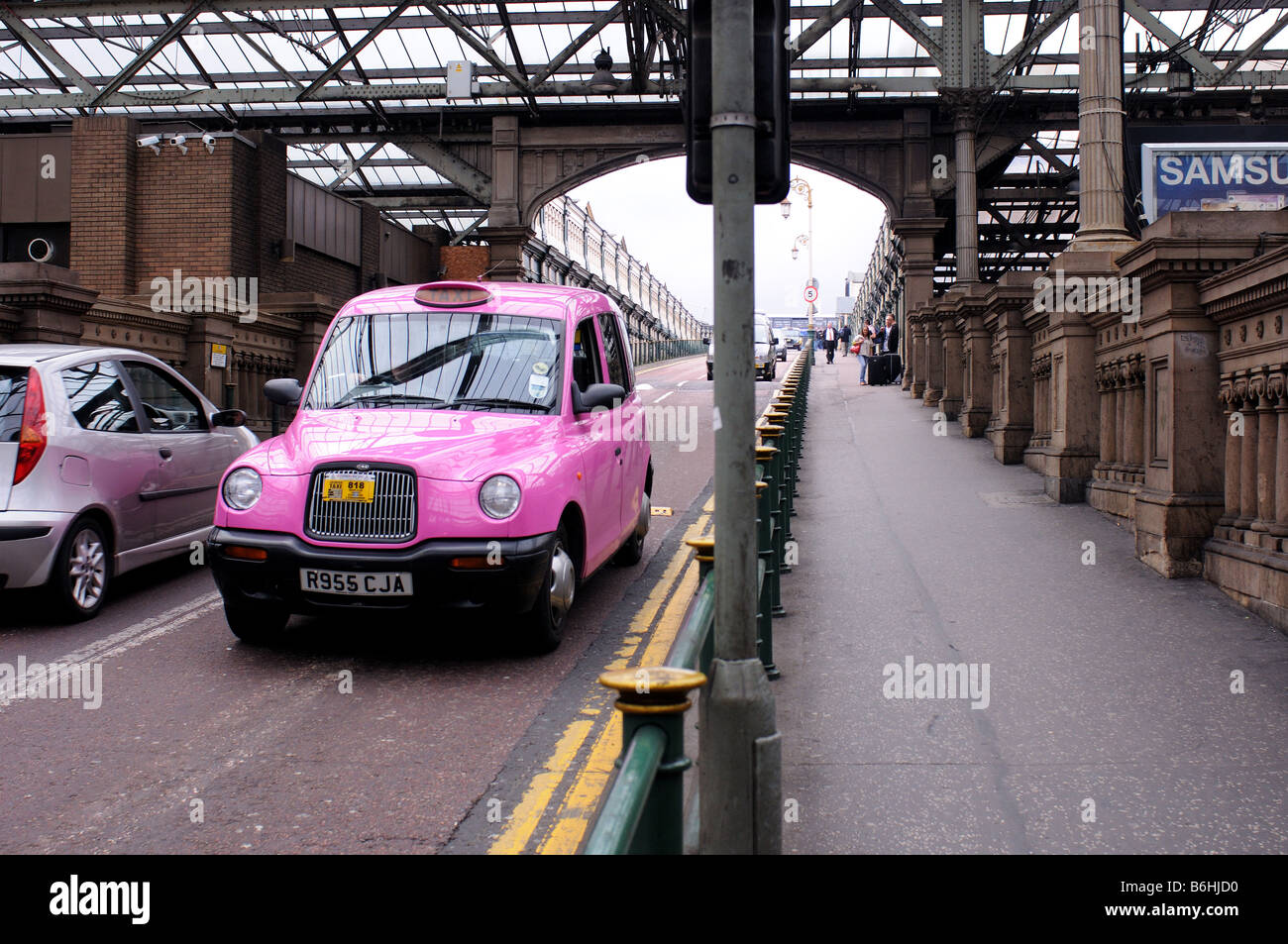 Cabina rosa, taxi a Edimburgo in Scozia, Regno Unito, aeroporto stazione ferroviaria turismo marcia, sollevamento Foto Stock