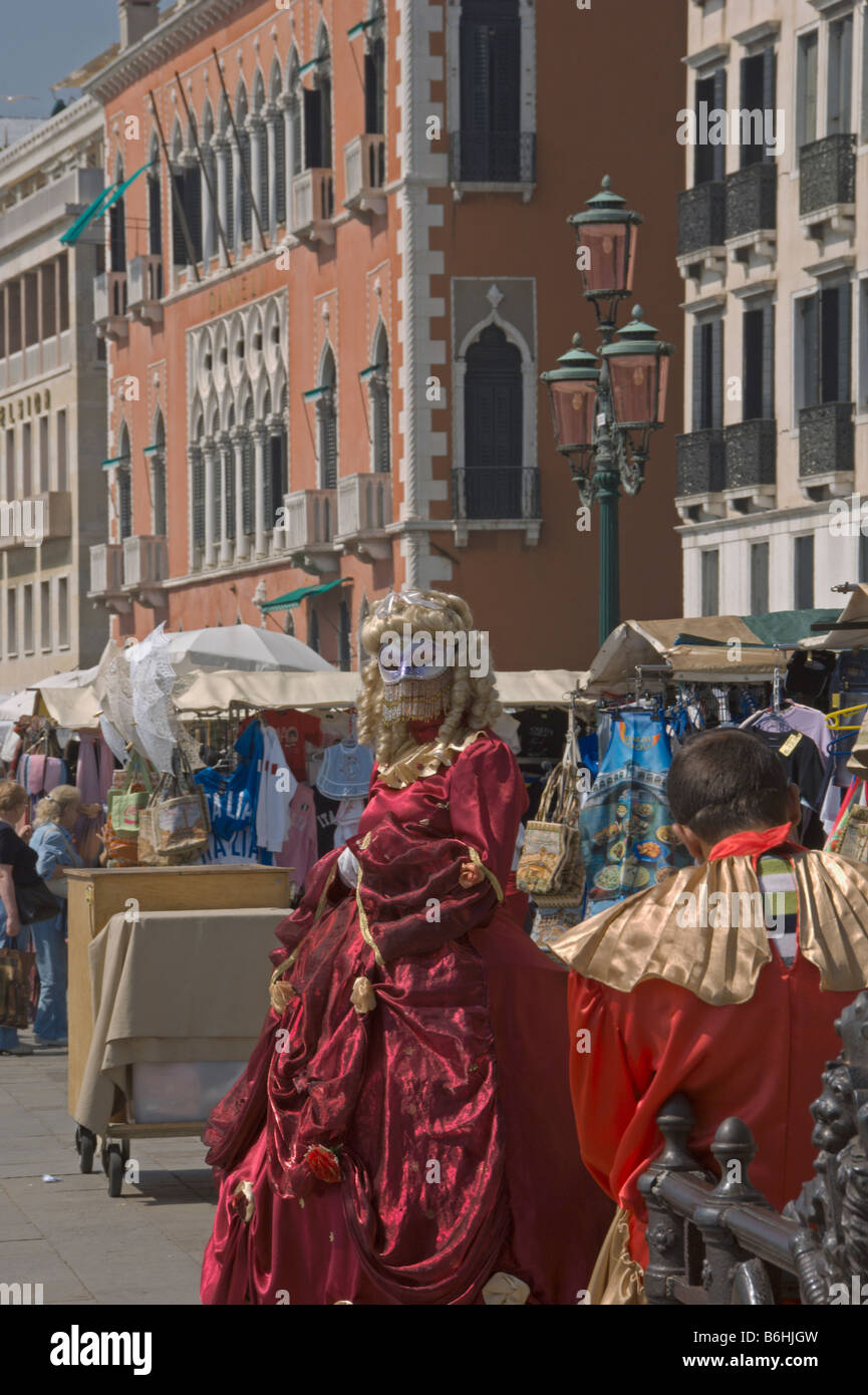 Colorate performer di strada sulla Riva degli Schiavoni Venezia Italia Aprile 2008 Foto Stock