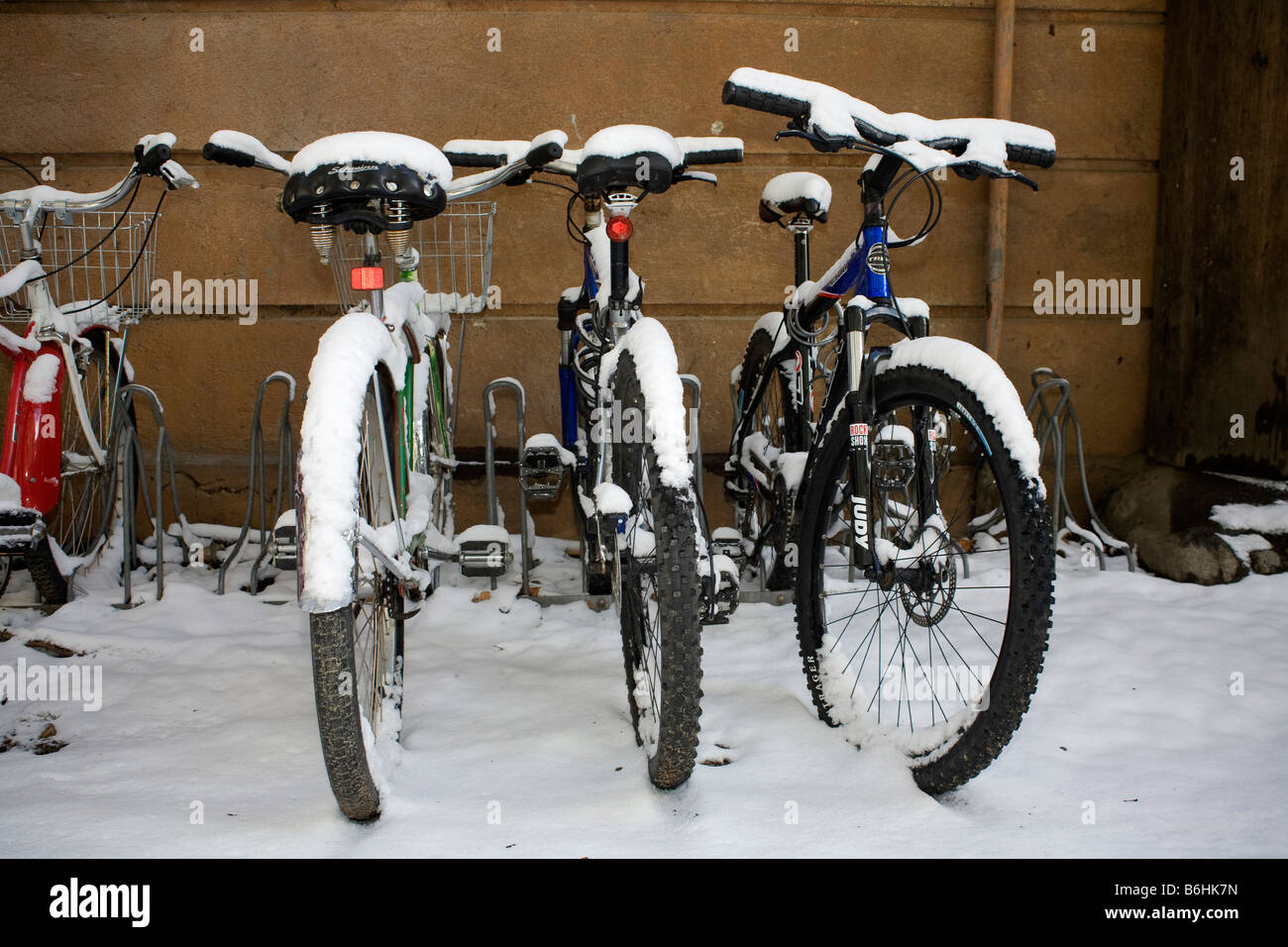 CALIFORNIA - biciclette coperto di neve fresca in il Villaggio di Yosemite-bici nel Parco Nazionale di Yosemite. Foto Stock