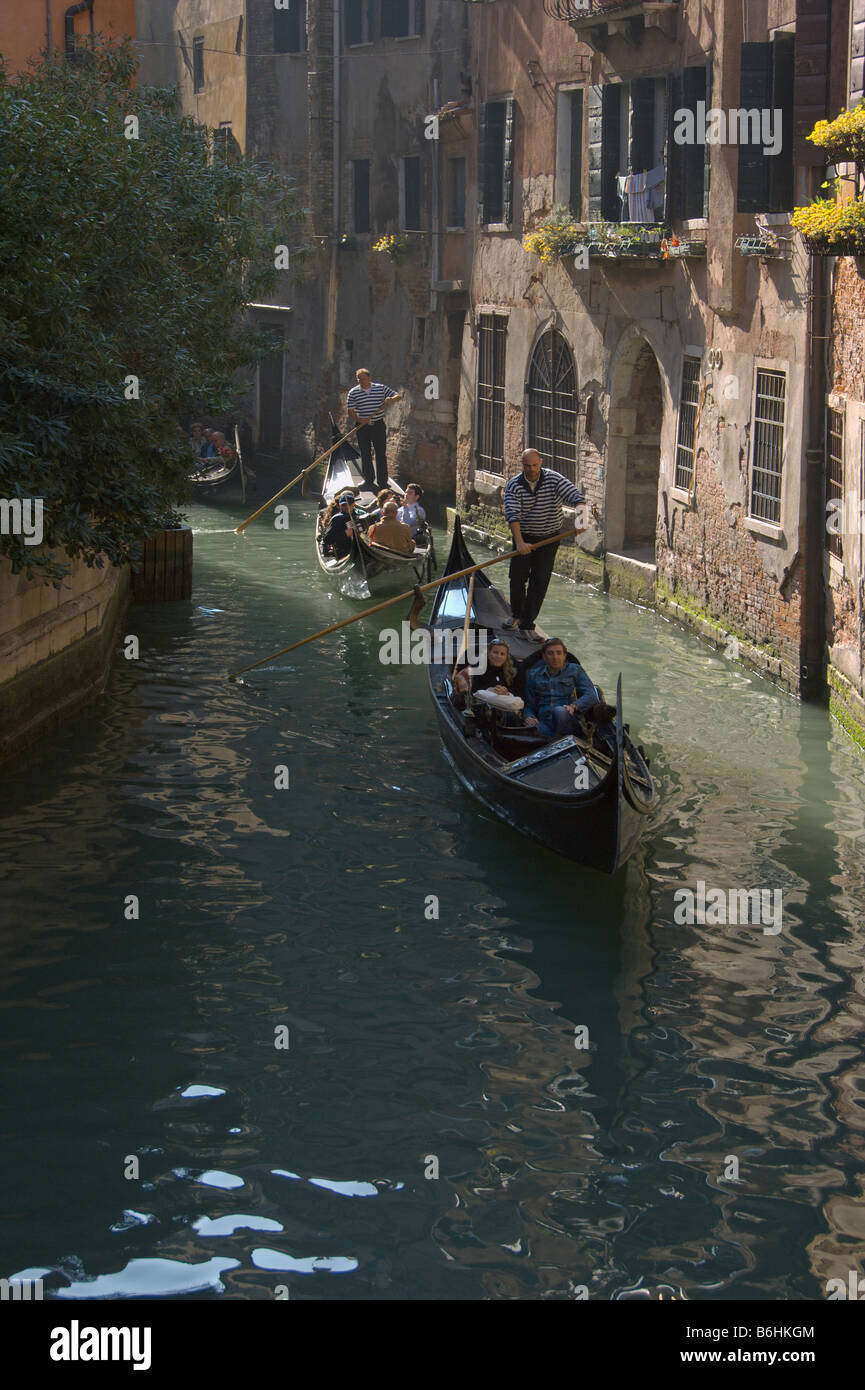 Gondole stretto canale tipico di Venezia Italia Aprile 2008 Foto Stock