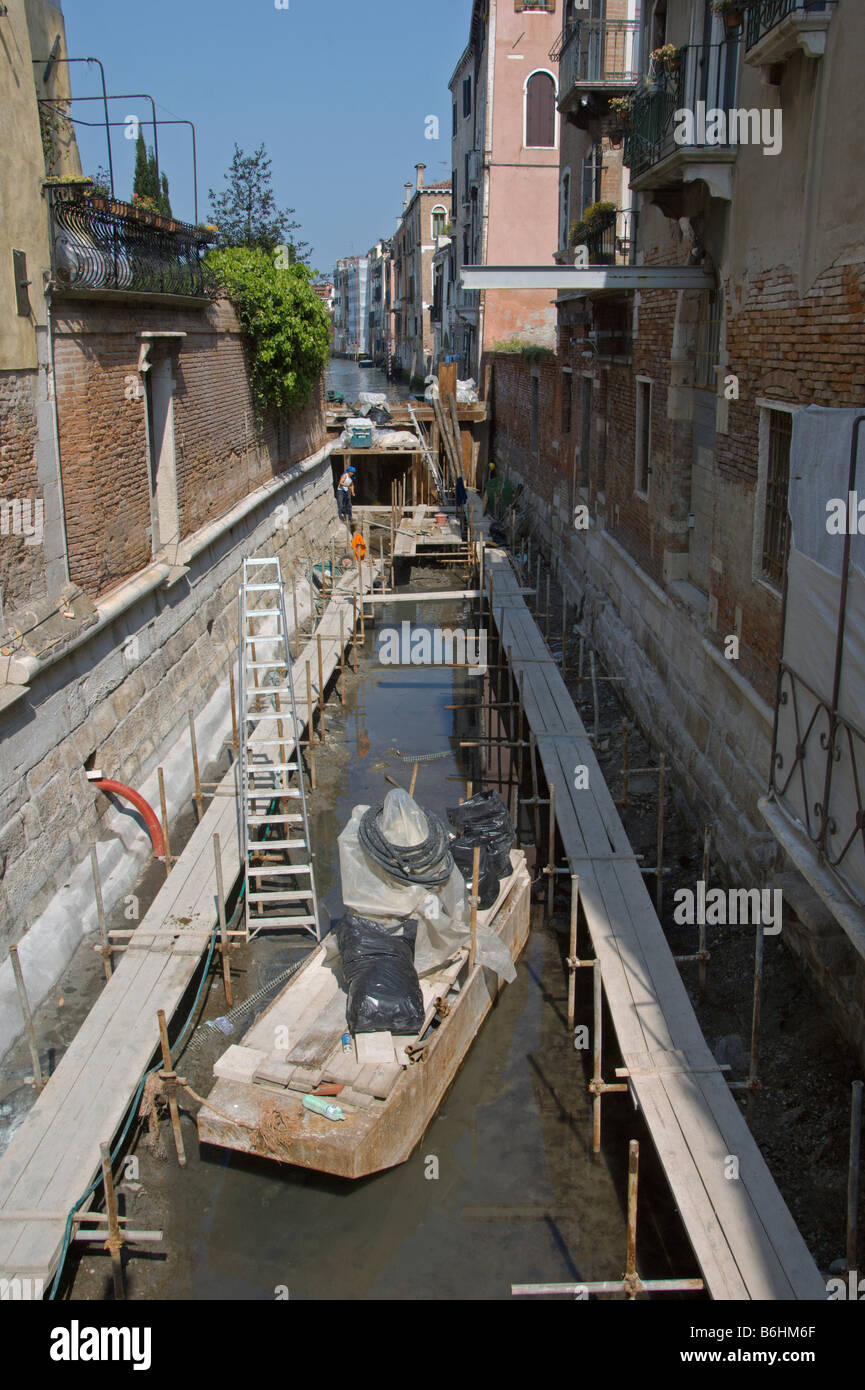 Le riparazioni di Canal Venezia Italia Aprile 2008 Foto Stock