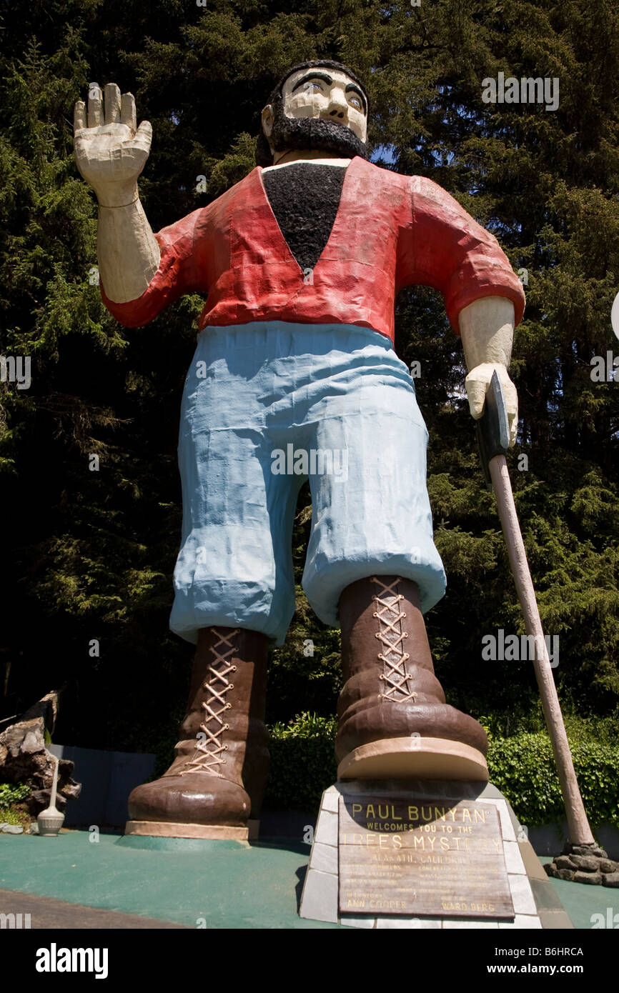 Statua di Paul Bunyan al di fuori degli alberi del mistero attrazione di Klamath, California, Stati Uniti Foto Stock