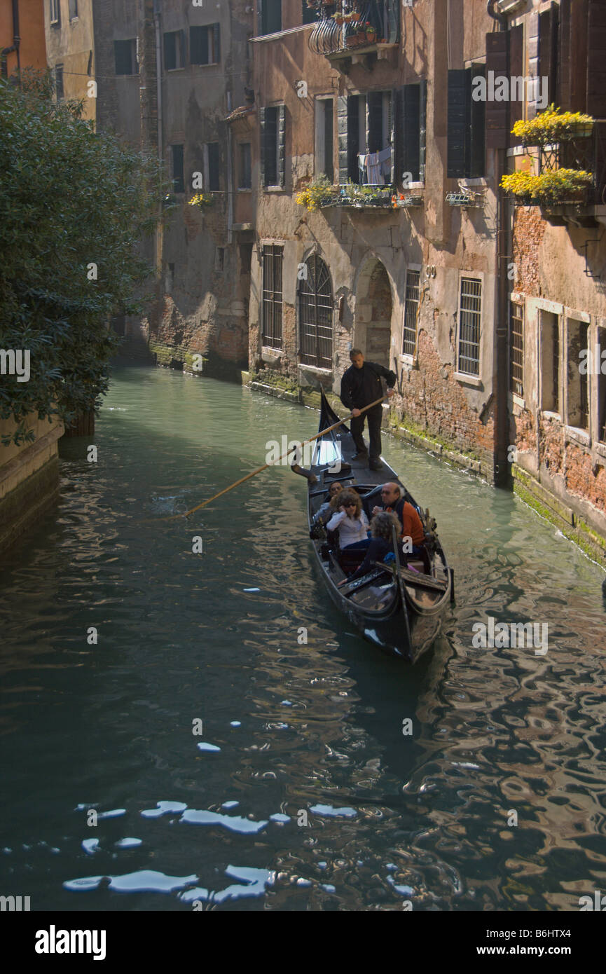 Gondola stretto canale tipico di Venezia Italia Aprile 2008 Foto Stock
