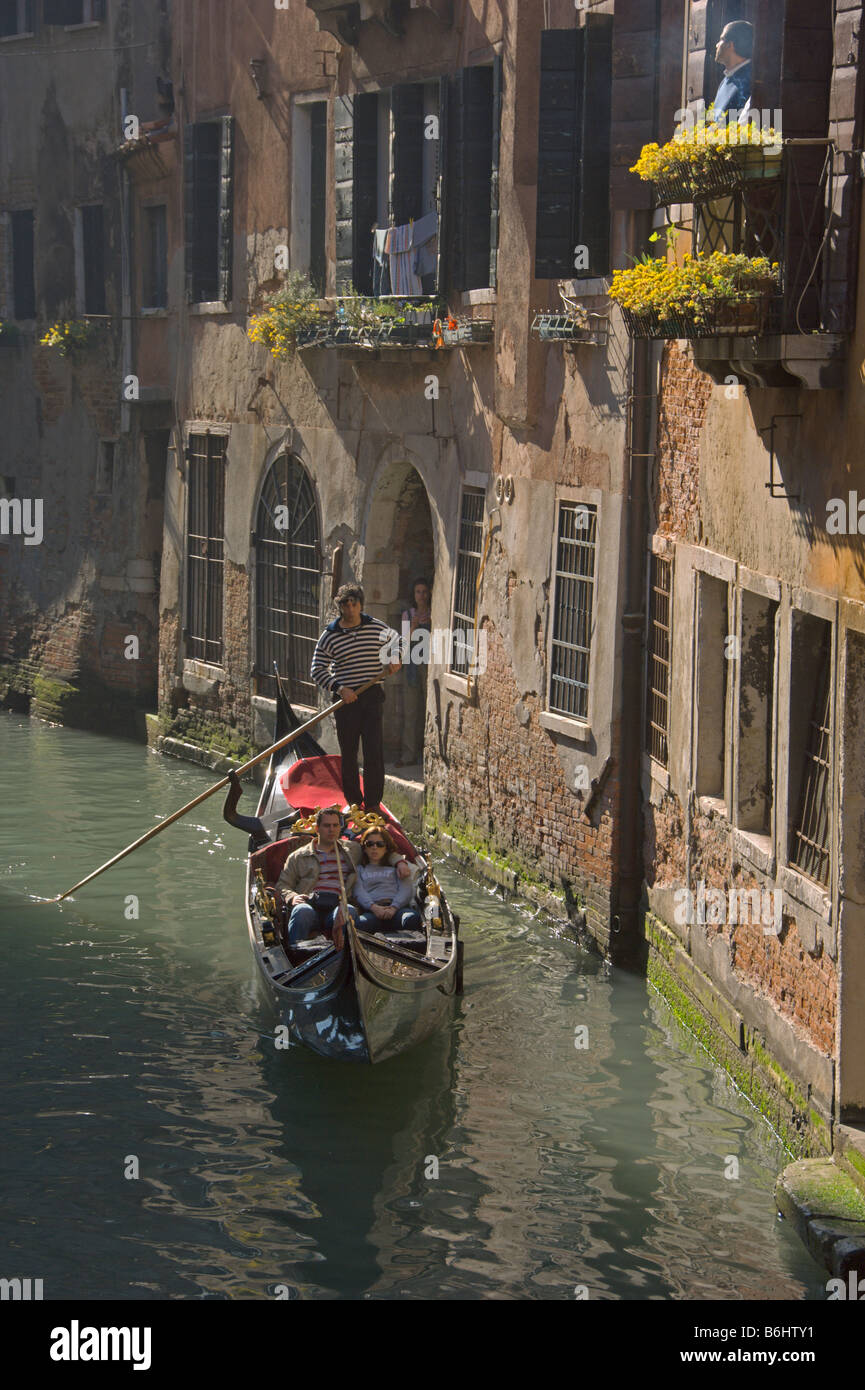 Gondola stretto canale tipico di Venezia Italia Aprile 2008 Foto Stock