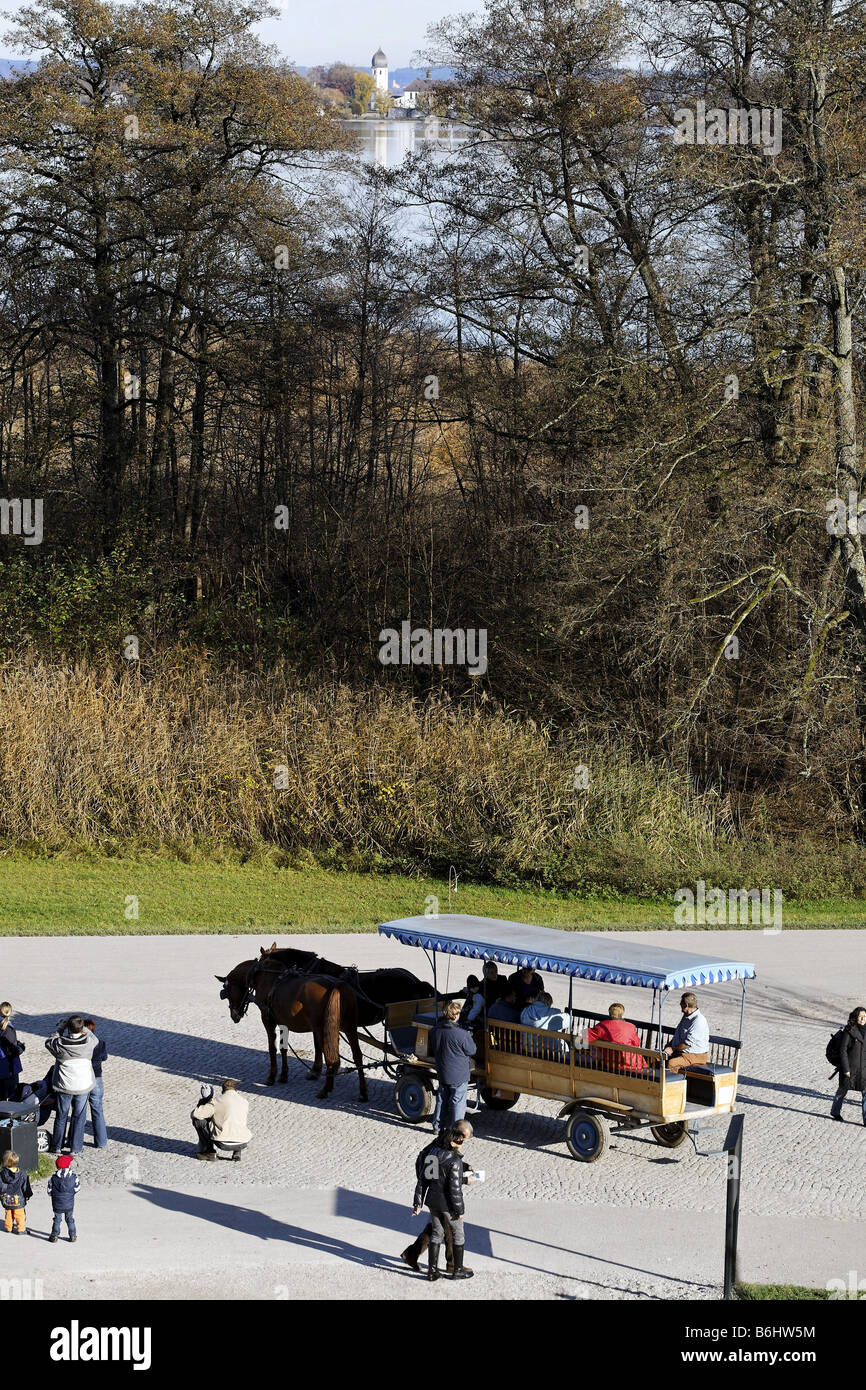 Carrozza a cavallo e vista di Frauen Isola dall isola di Herren Chiemgau Baviera Germania Foto Stock