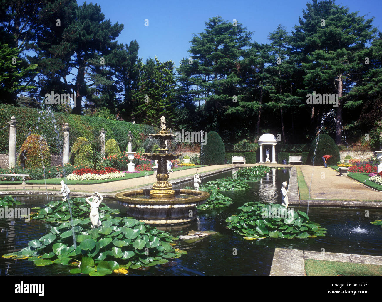 Piscina ornamentali nel giardino all'italiana a Compton Acres, privatamente posseduto giardini aperti al pubblico su cui Canford Cliffs vicino a Poole Foto Stock