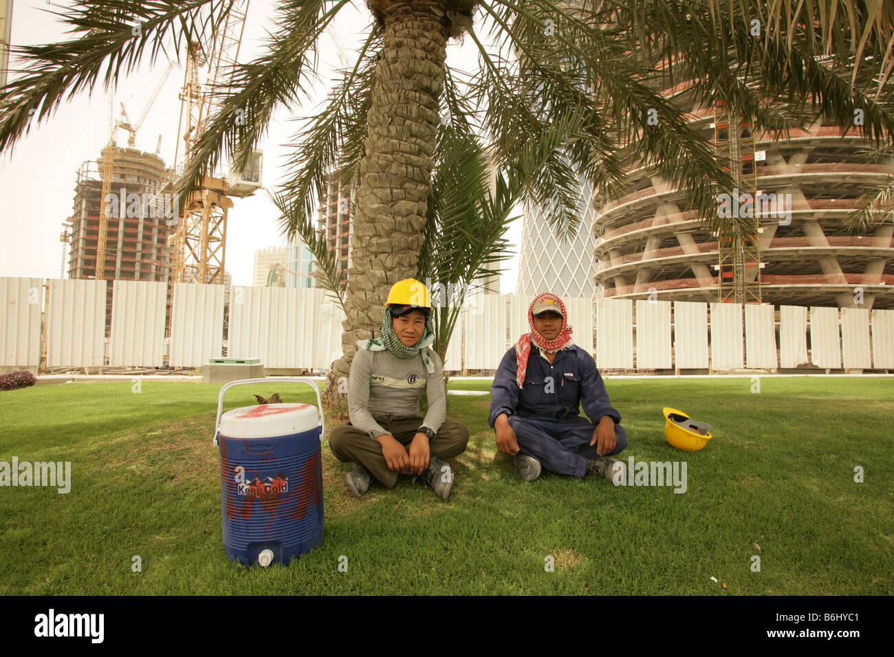 I lavoratori migranti nel settore delle costruzioni a Doha, in Qatar. Foto Stock