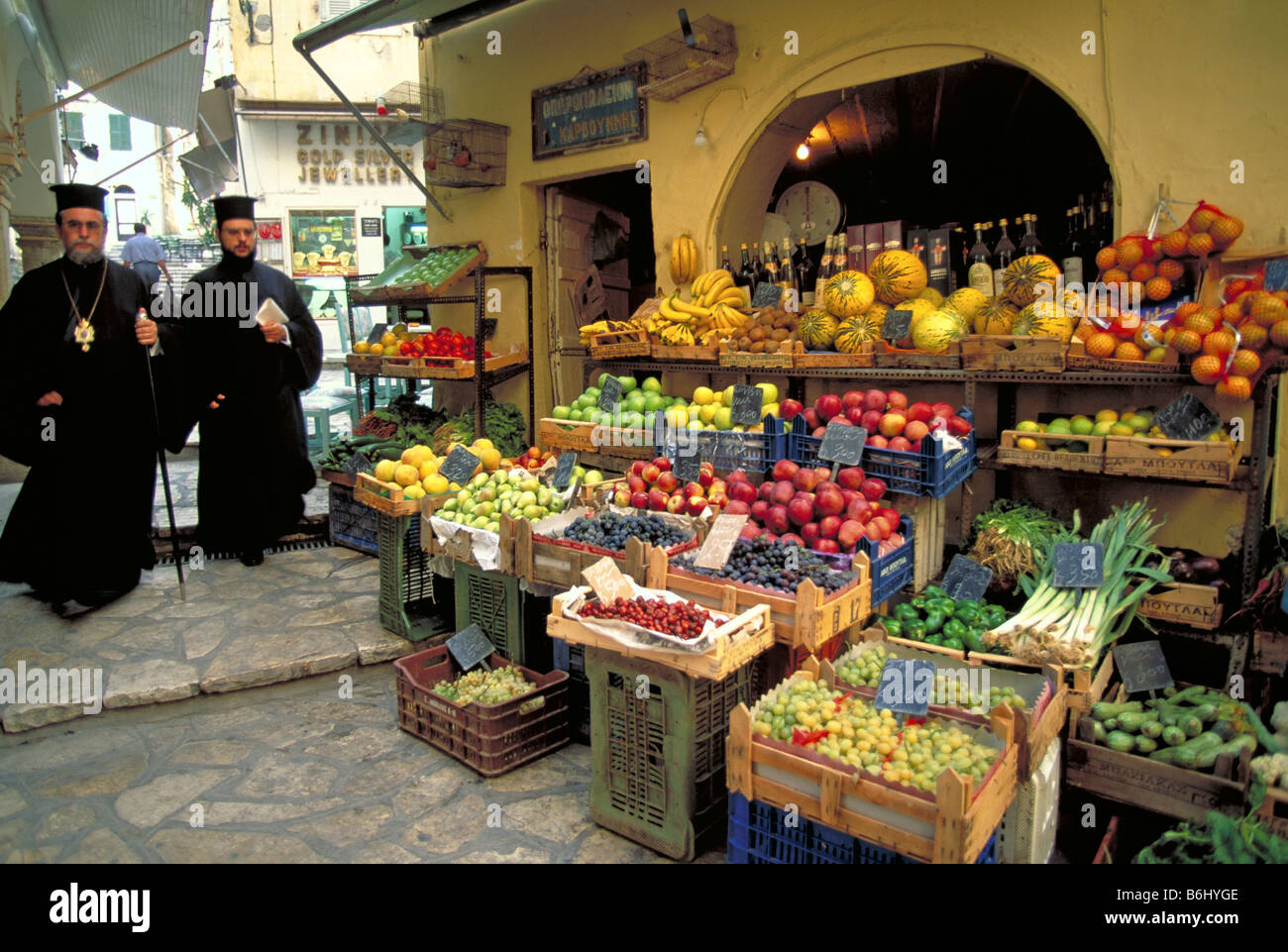 Elk141 2353 Grecia Corfu Old Town mercato ortofrutticolo con due greci sacerdoti ortodossi Foto Stock