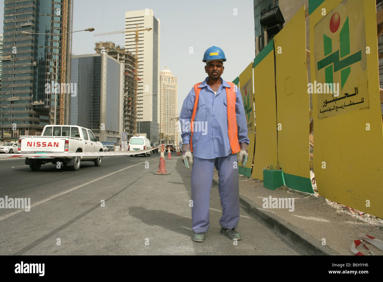 Lavoratore migrante nel settore delle costruzioni a Doha, in Qatar. Foto Stock