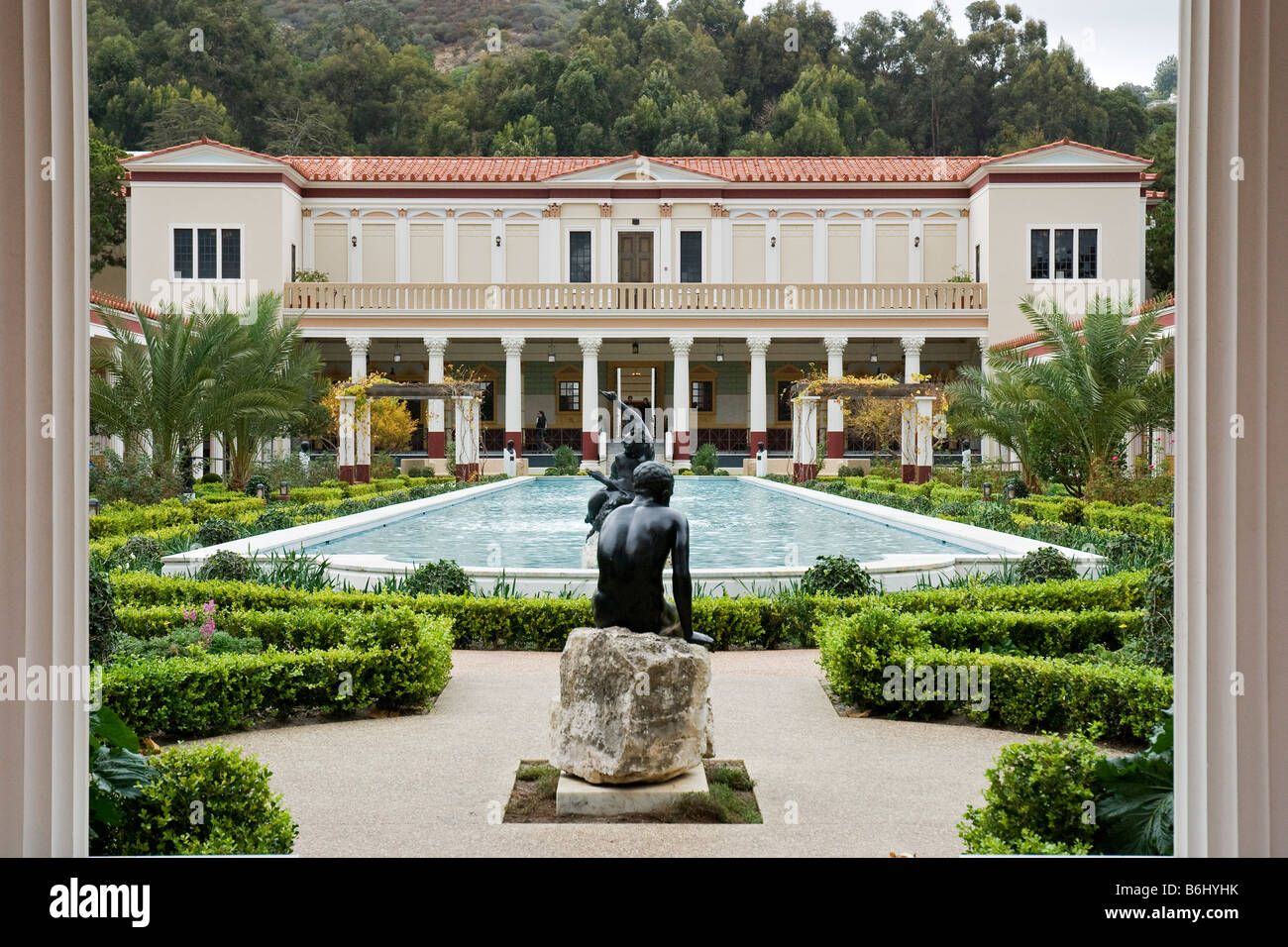 La Getty Villa, Malibu, California, USA, una replica della Villa dei Papiri di Ercolano, Italia. Vista sul peristilio esterno e sul giardino Foto Stock