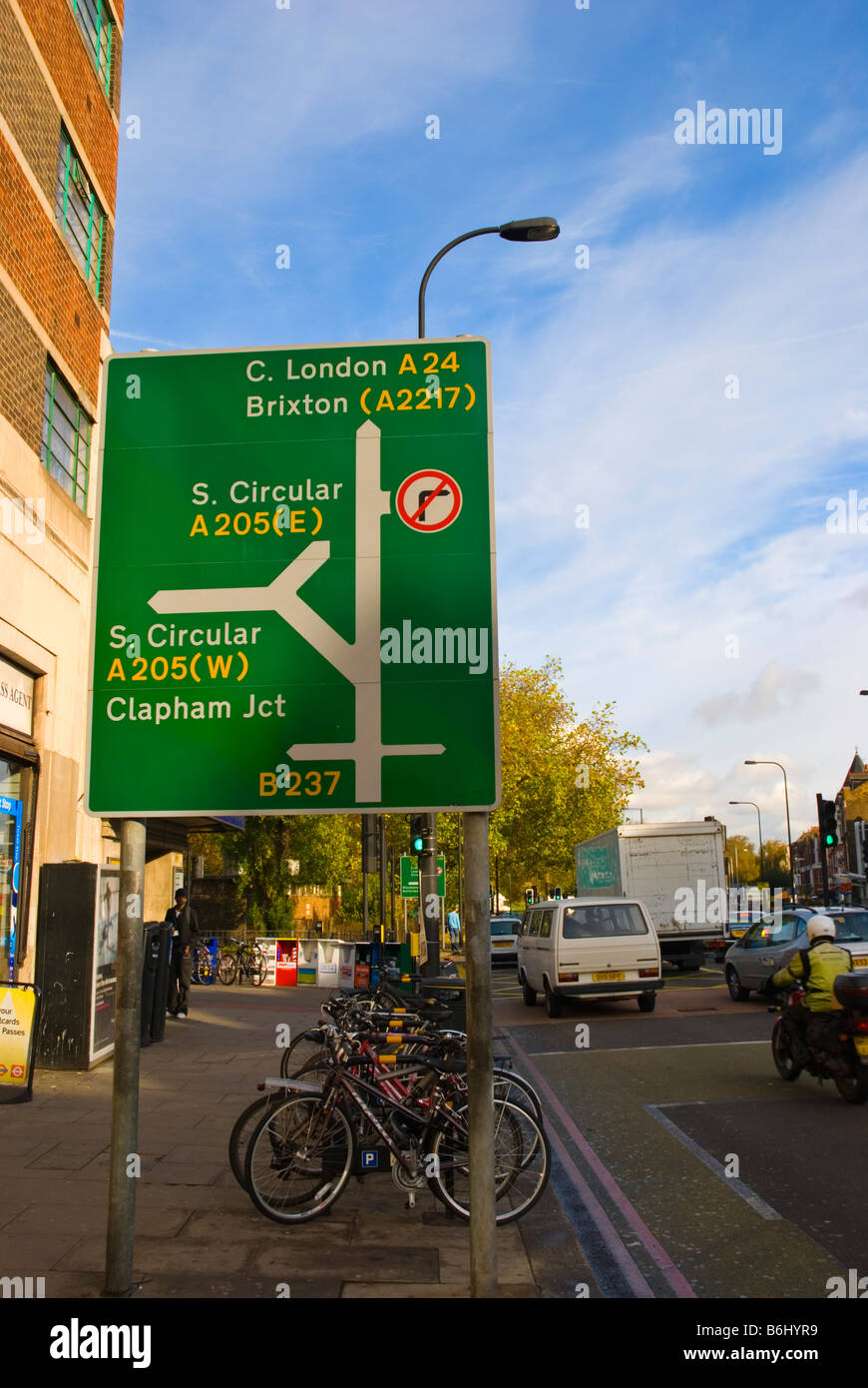 Traffico e segni al di fuori di Clapham South Tube Station di Londra Inghilterra REGNO UNITO Foto Stock