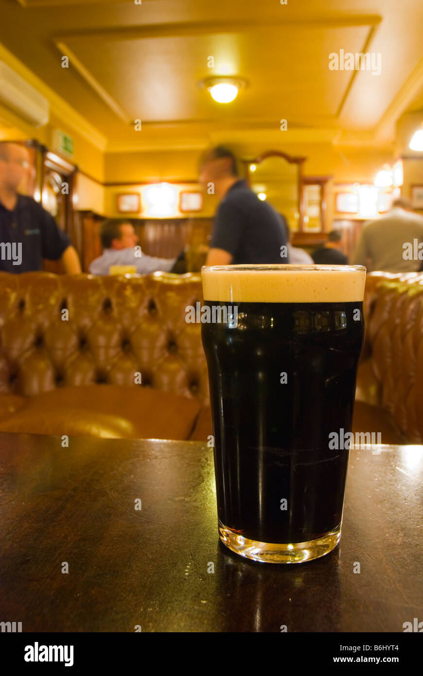 Chandos pub a Trafalgar Square a Londra England Regno Unito Foto Stock