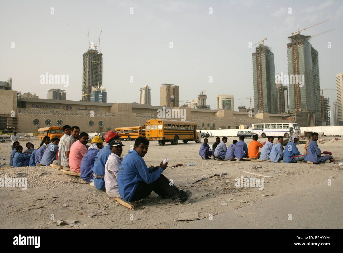 Lavoratori migranti lavoratori edili nel centro di Doha, in Qatar. Foto Stock