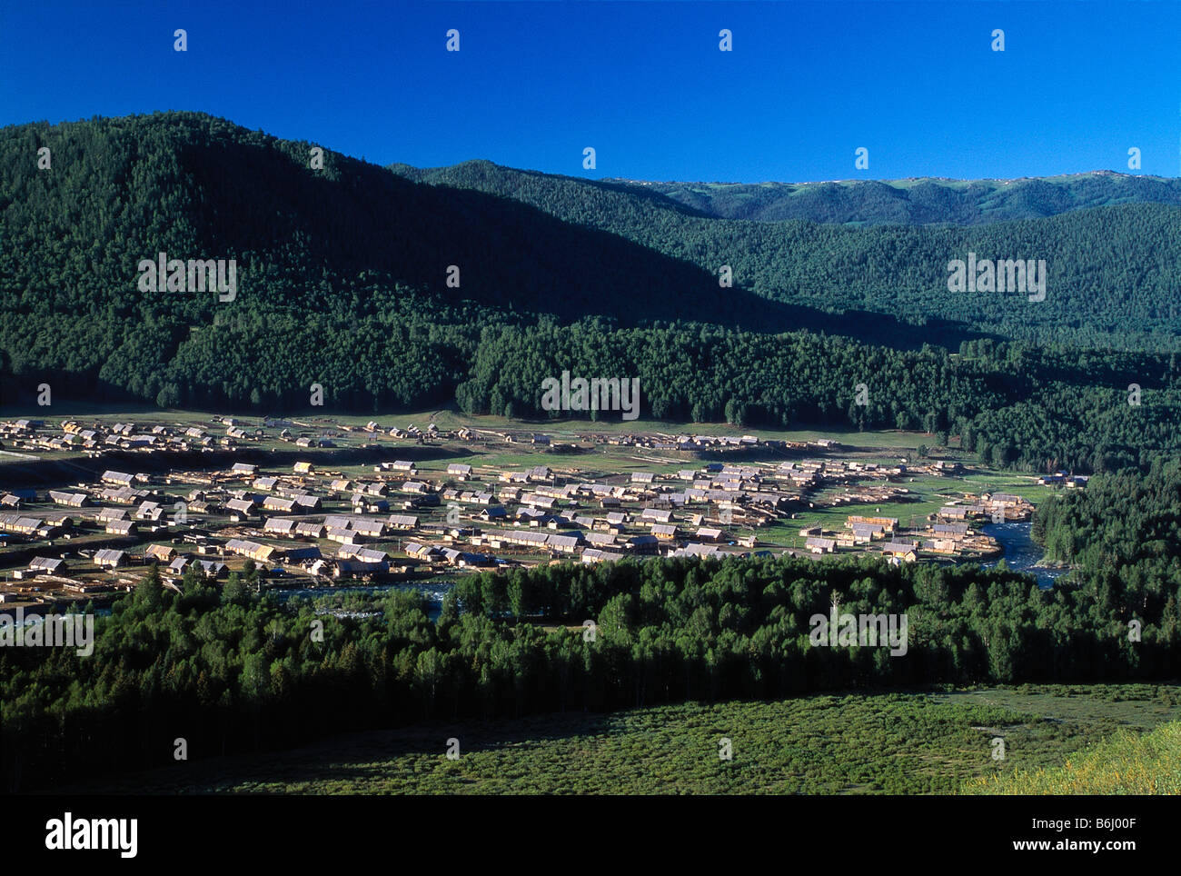 Panorama del villaggio Hemu in Kanas National Park nello Xinjiang Cina Foto Stock