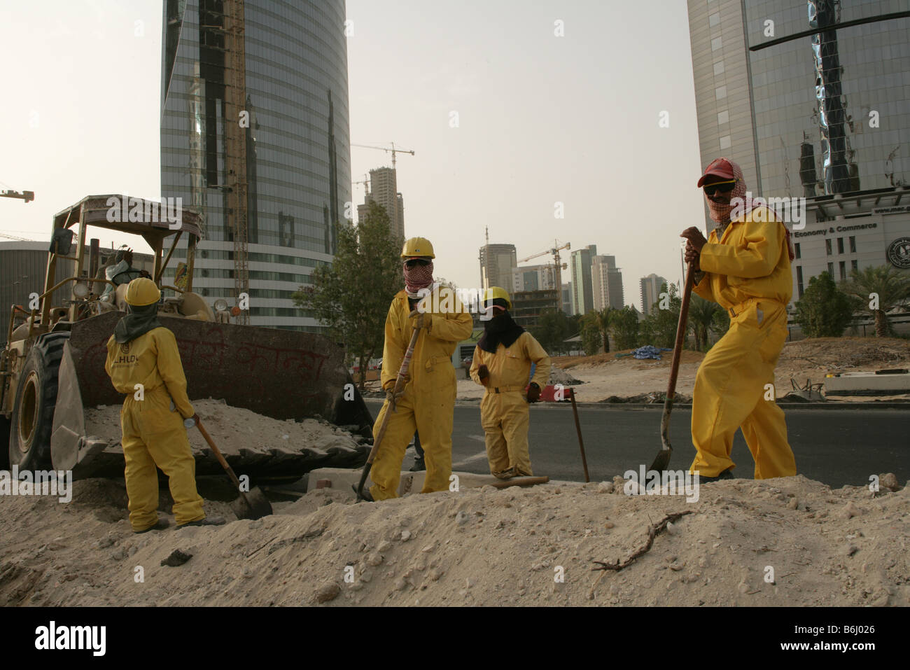 I lavoratori migranti nella costruzione di strade a Doha, in Qatar. Foto Stock