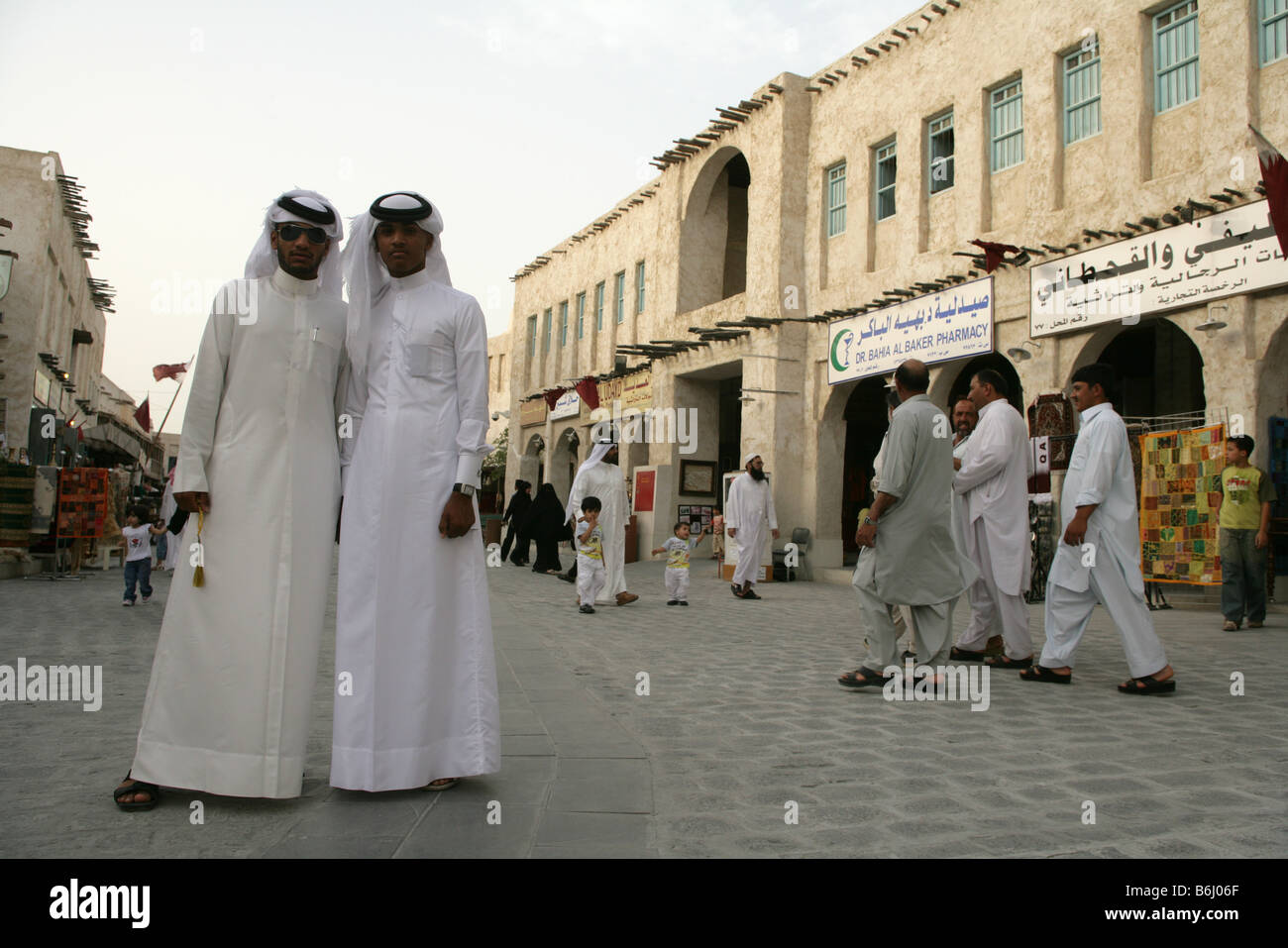 Qatar uomini in abiti tradizionali al Souq Waqif market, ritratto, Doha, Qatar, Medio Oriente Foto Stock