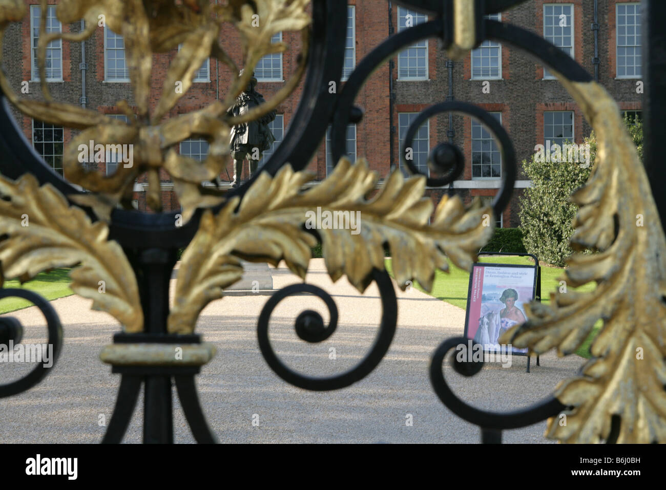 Un segno con la Principessa Diana's foto sta dietro le porte di Kensington Palace, Hyde Park, Londra. Foto Stock