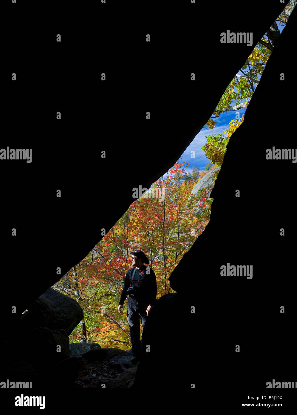 Un escursionista rende il suo modo attraverso una montagna di passaggio sul vecchio rag di montagna e il Parco Nazionale di Shenandoah in Madison County Virginia Foto Stock