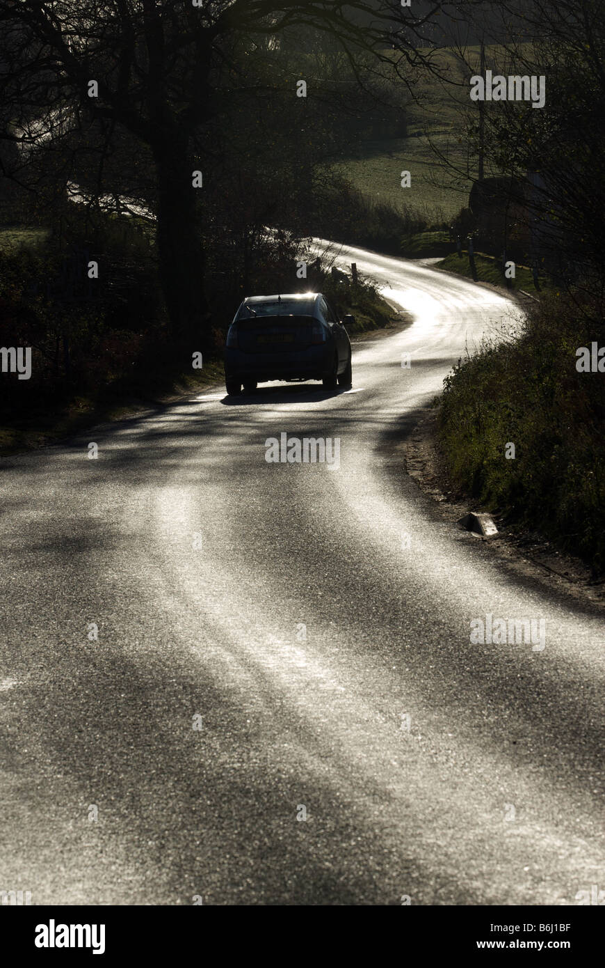 Auto su un bendy country road, Boyton, Suffolk, Regno Unito. Foto Stock