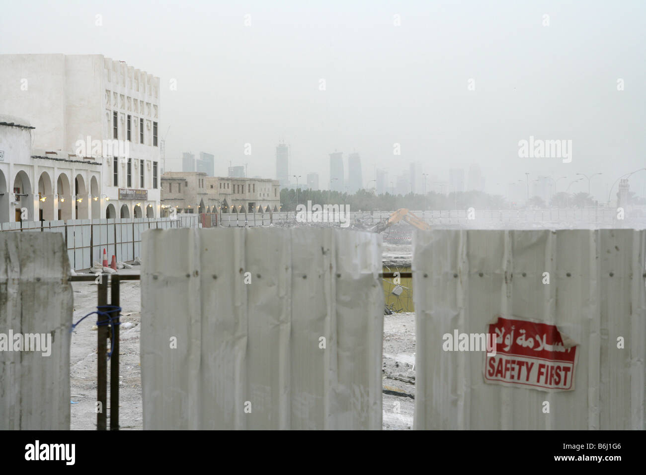 Sito di demolizione con sicurezza rosso primo segno sul recinto, Doha, Qatar, Medio Oriente Foto Stock
