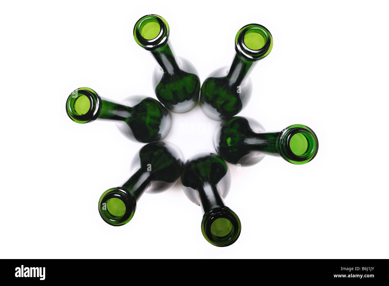 Gruppo di svuotare le bottiglie di vino su uno sfondo bianco Foto Stock
