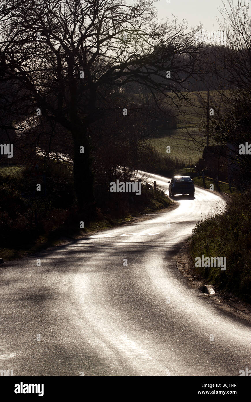 Auto su un bendy country road, Boyton, Suffolk, Regno Unito. Foto Stock