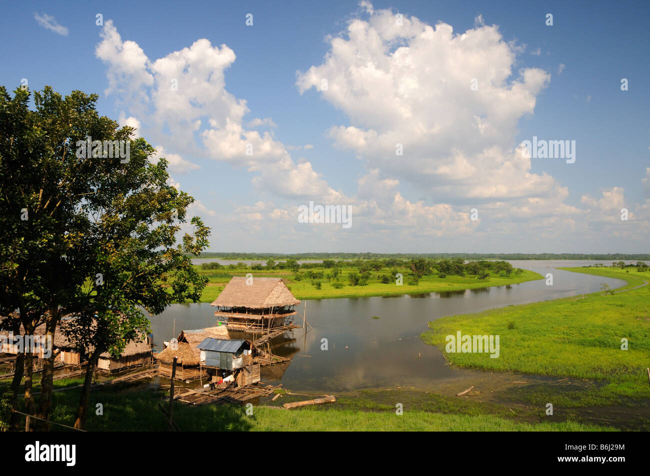 Case sulla cassa di espansione del Fiume Rio delle Amazzoni a Iquitos, Perù. Foto Stock