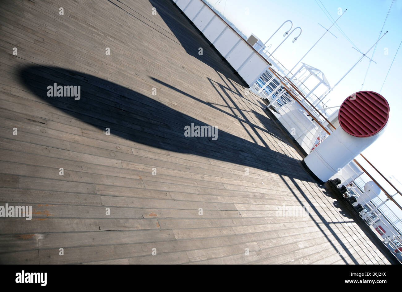 Ponte di poppa e il condotto di aspirazione aria sul vecchio Queen Mary camicia. Cielo blu lungo ombra dal sole della California Foto Stock