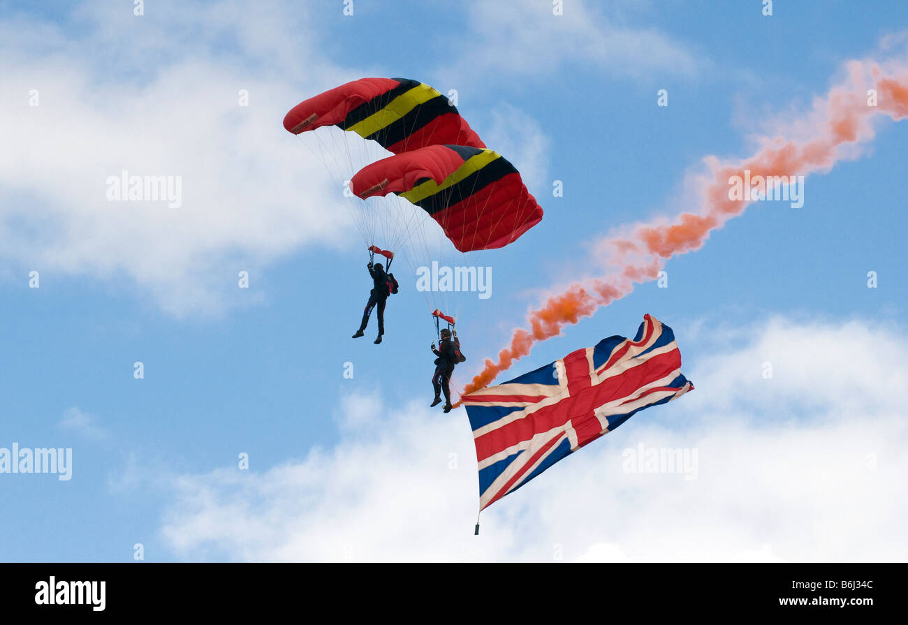 Royal Artillery Team paracadute display durante Funchal 500 TALL SHIPS REGATTA, Falmouth, Cornwall, Regno Unito Foto Stock