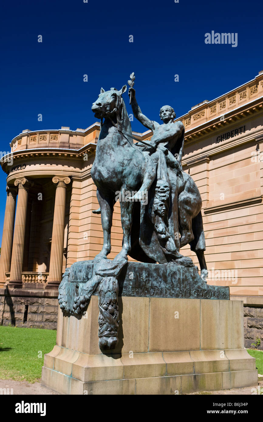 Statua di fronte alla galleria d'Arte del Nuovo Galles del Sud Sydney Nuovo Galles del Sud Australia Foto Stock
