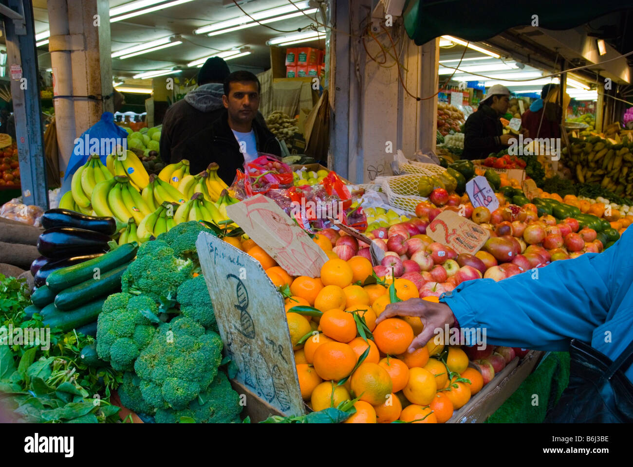 Bancarella vendendo prodotti freschi in Brixton Londra Inghilterra REGNO UNITO Foto Stock