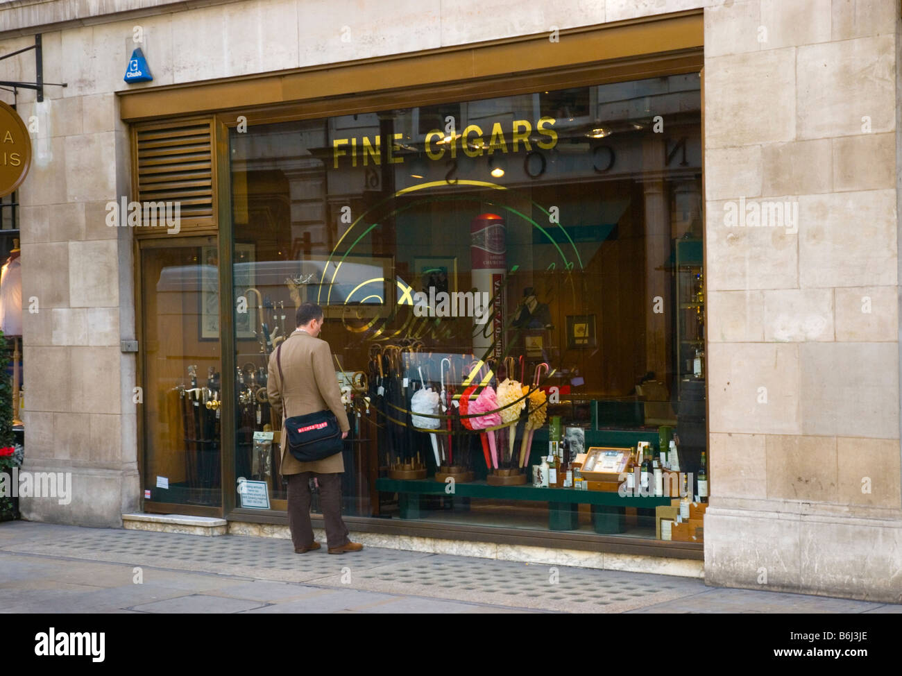 Uomo che guarda la finestra di Davidoffs negozio di tabacco sul Jermyn Street a Londra England Regno Unito Foto Stock
