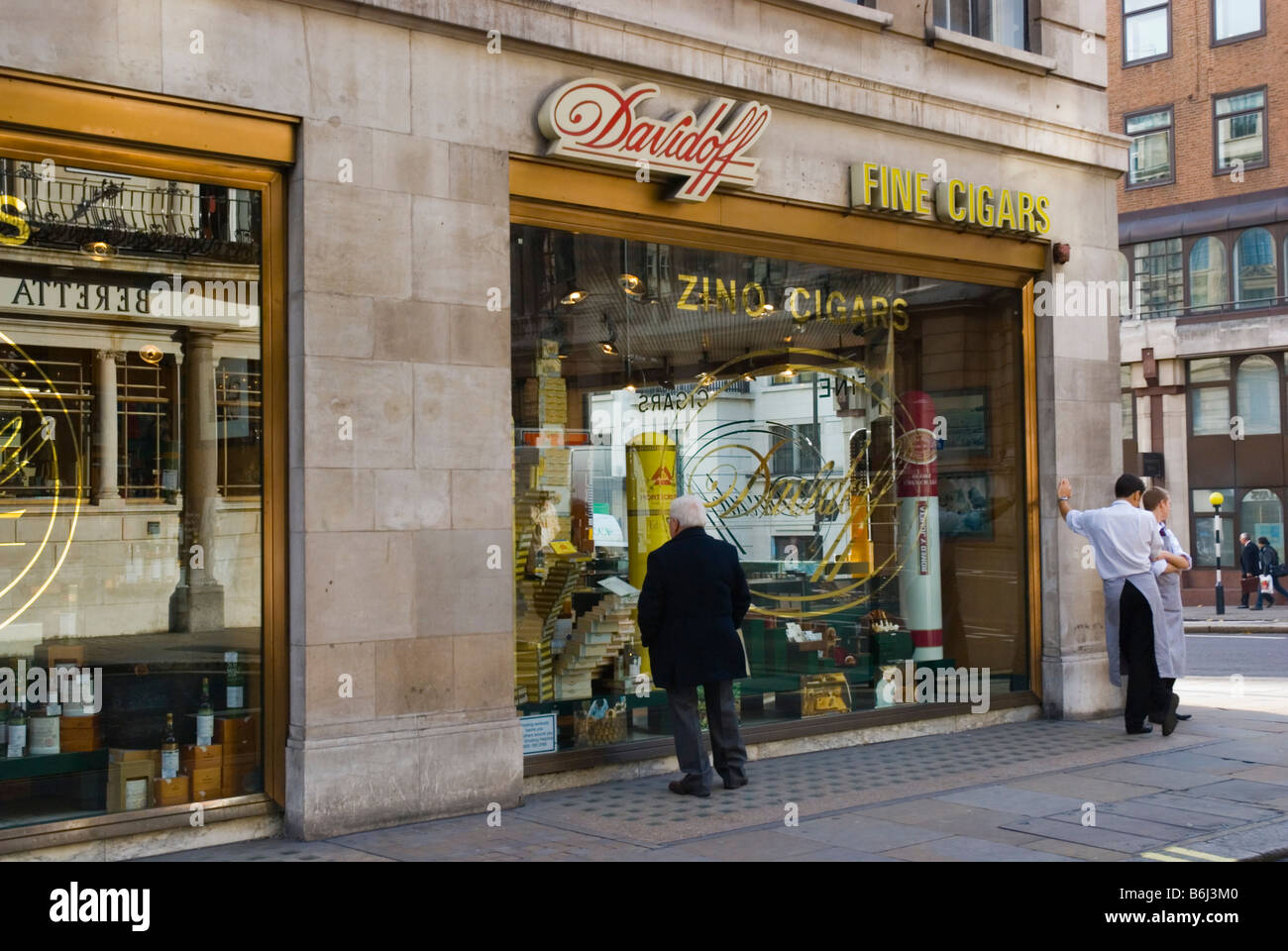 Uomo che guarda la finestra di Davidoffs negozio di tabacco sul Jermyn Street a Londra England Regno Unito Foto Stock