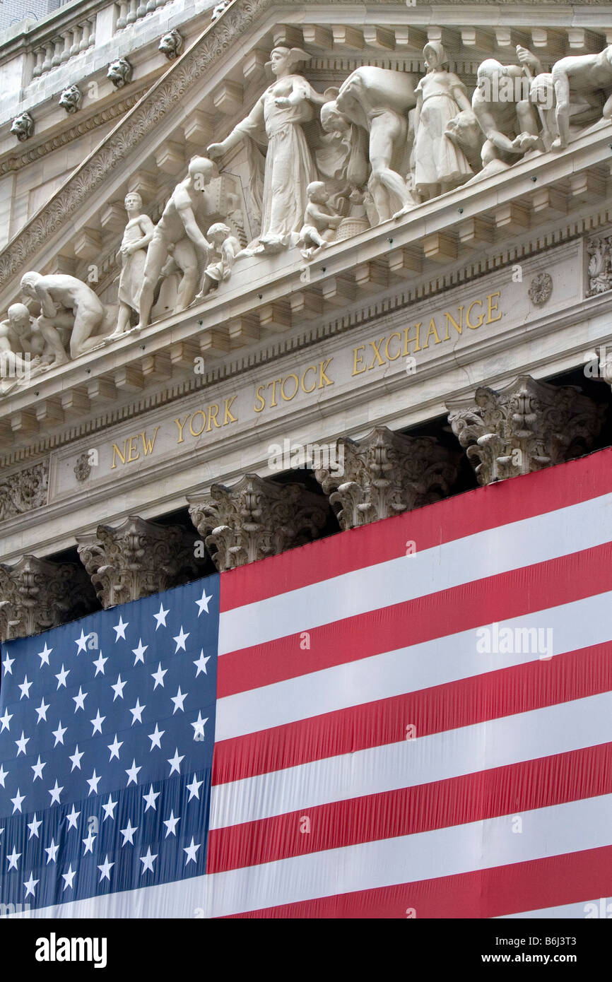 Bandiera americana si blocca di fronte al New York Stock Exchange di New York City New York STATI UNITI D'AMERICA Foto Stock