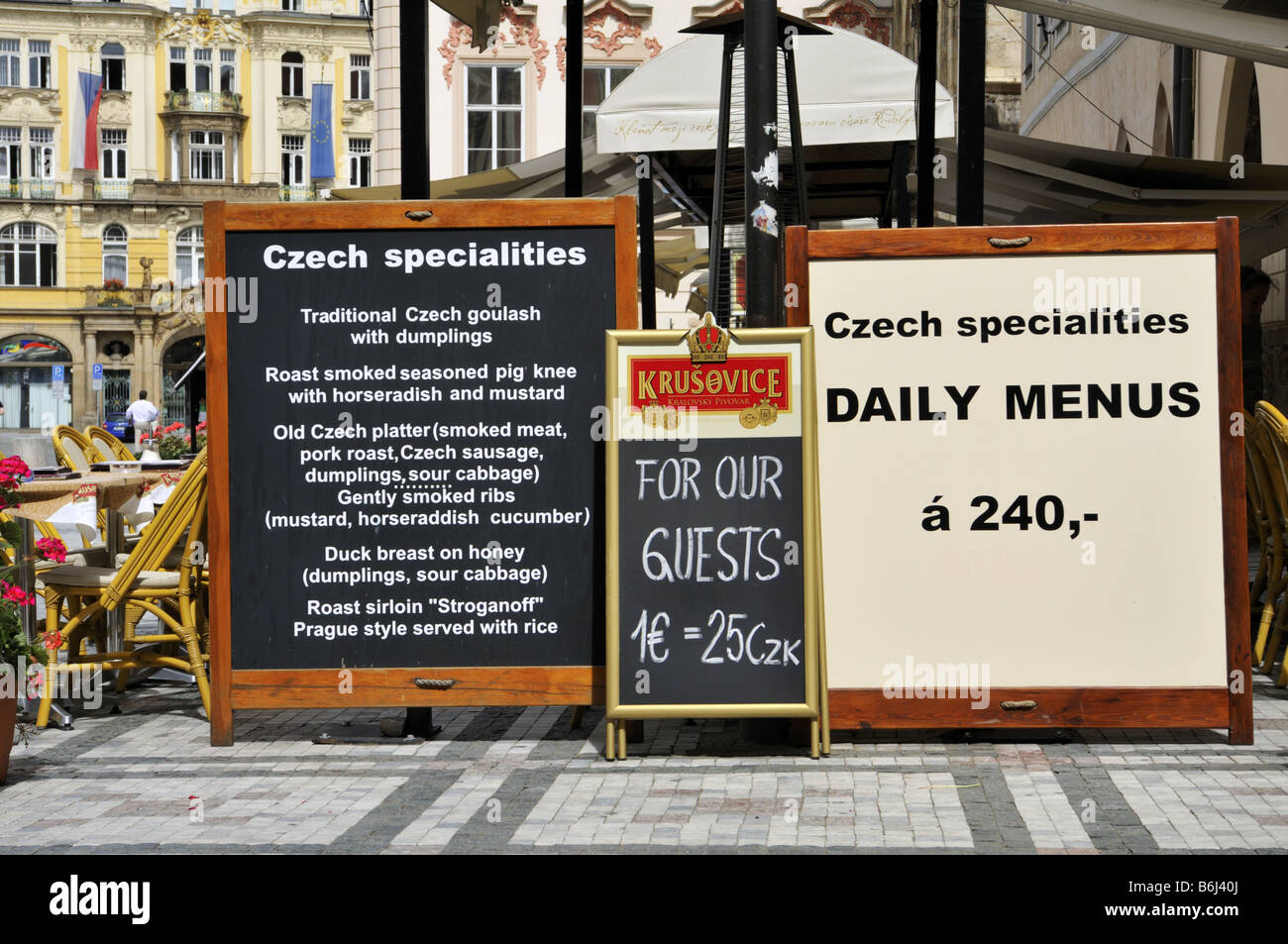 English menu di specialità ceche nel ristorante Prague Old Town Square Foto Stock