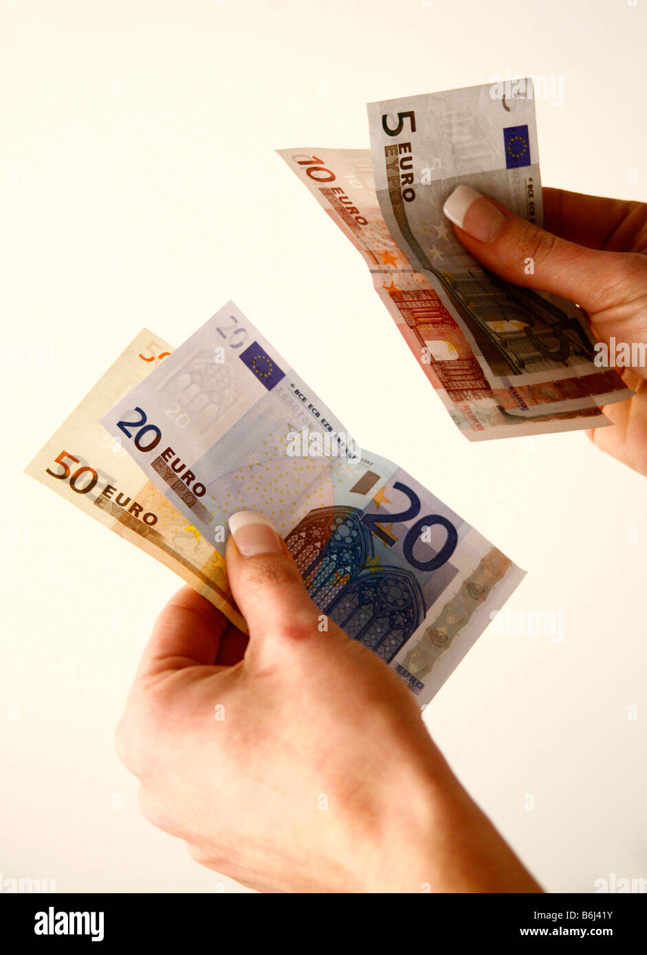 Mani tenendo note di euro Foto Stock