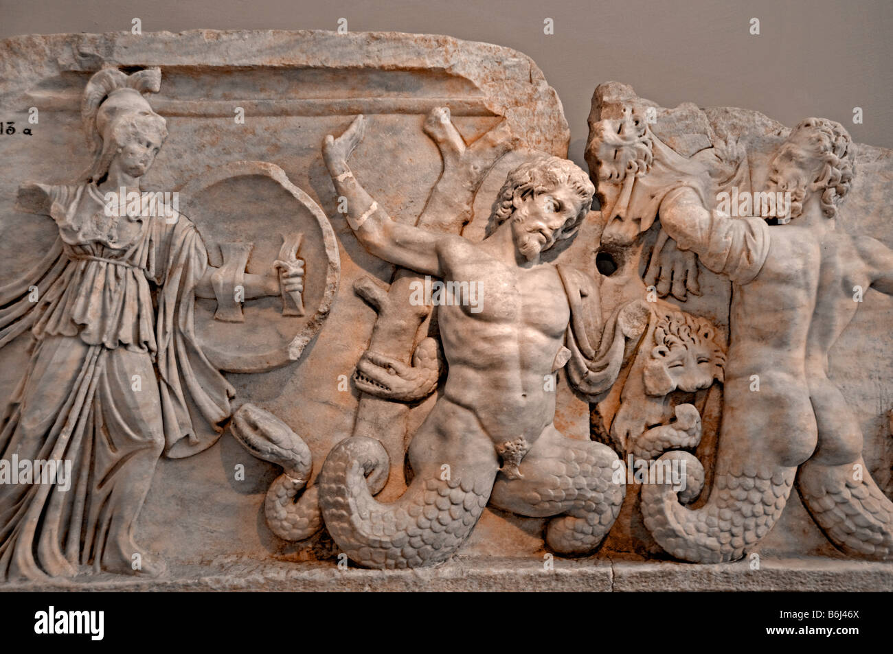Lotta di Athena e il marmo gigantes Aphrodisias Geyre Aydin romano del II secolo D.C. Foto Stock