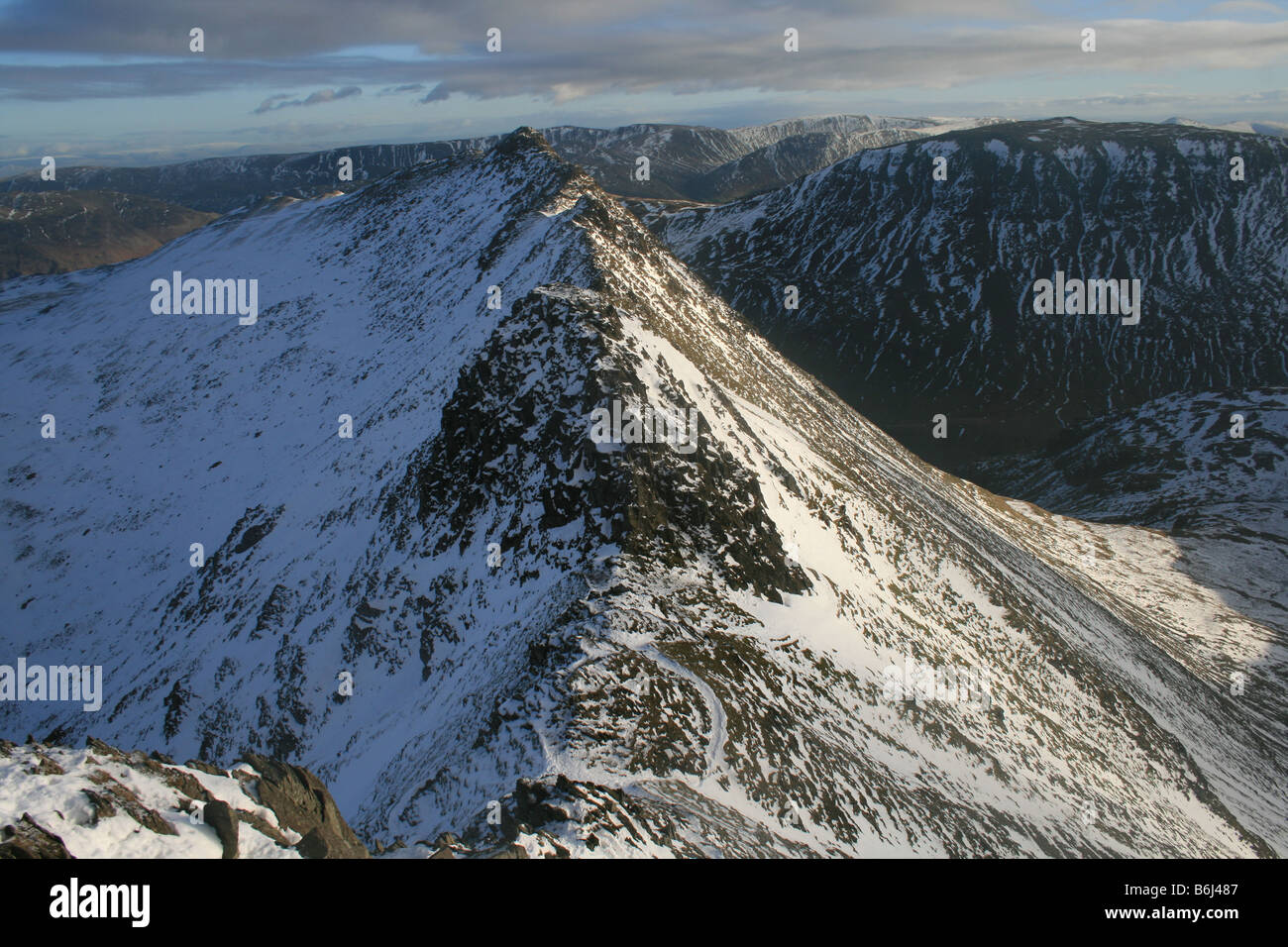 Guardando indietro lungo una coperta di neve di estensione Edge da Helvellyn Foto Stock