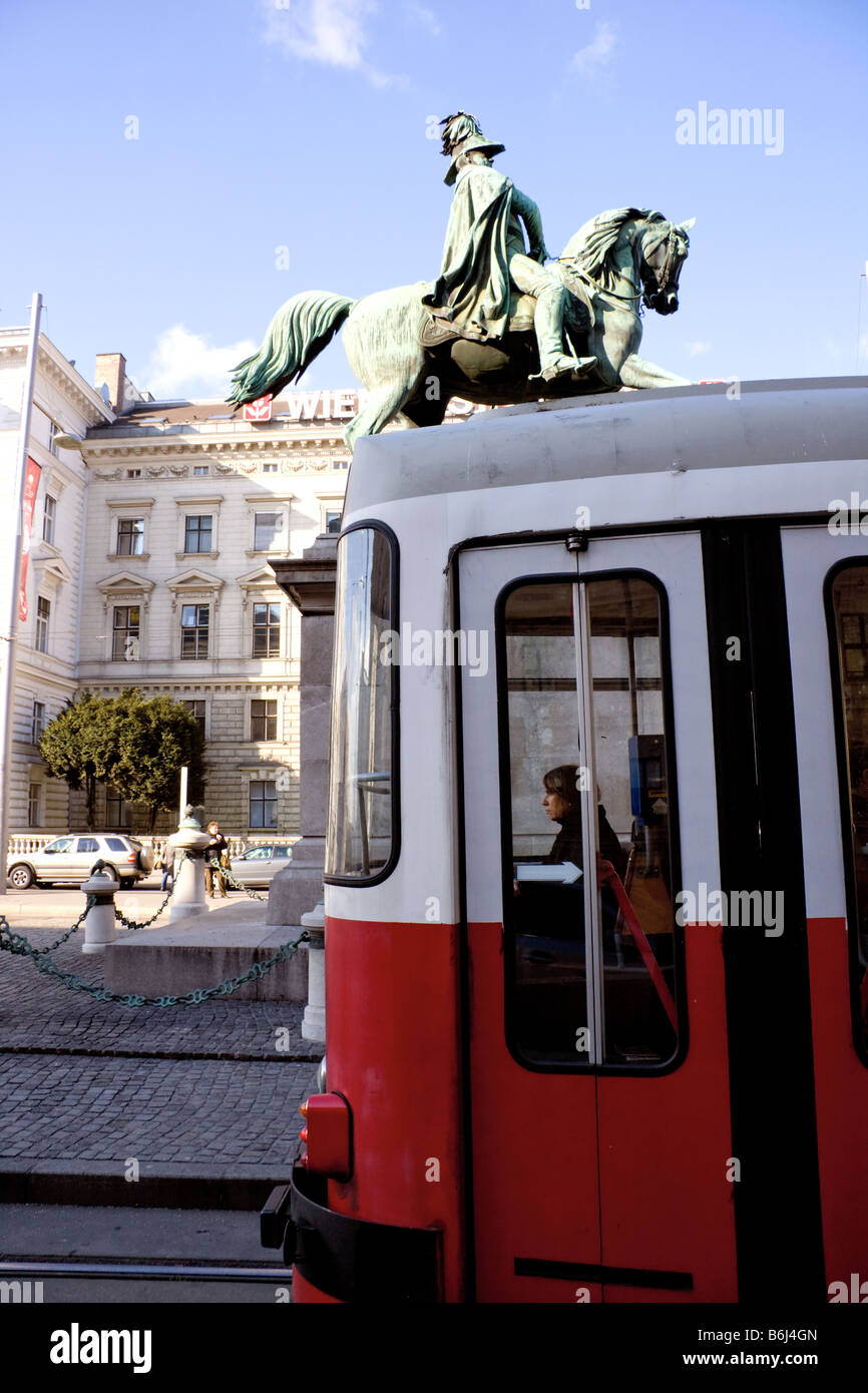 Il tram passa la statua del Principe Karl di Schwartzenberg su schwartzenbergplatz a vienna austria Foto Stock