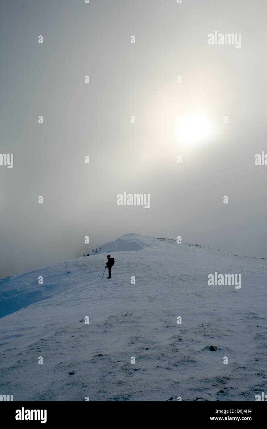Fellwalking nella nuvola su Helvellyn è coperta di neve plateau sommitale, North East Lake District Foto Stock