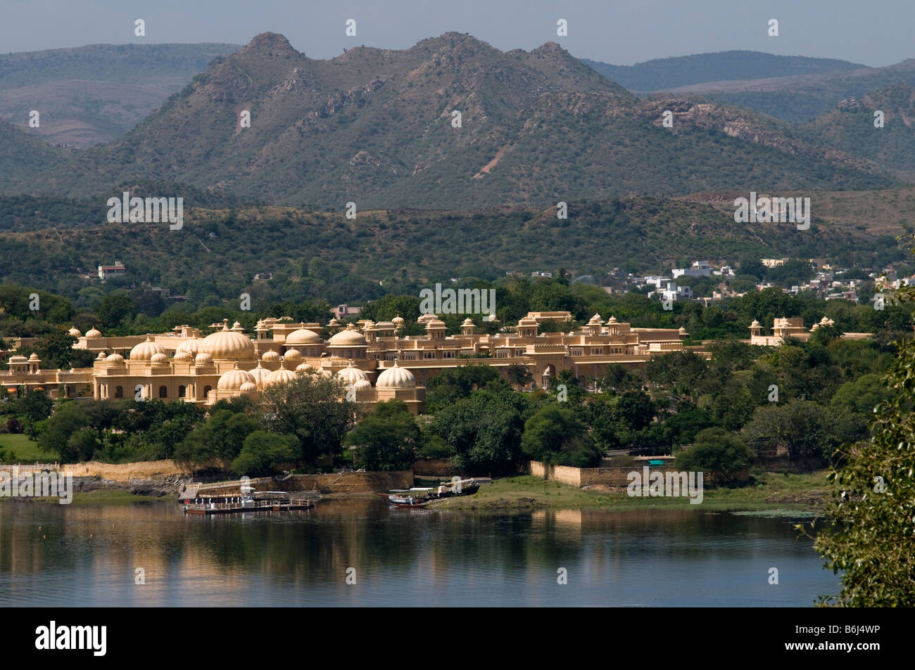 The Oberoi Udaivilas Hotel sul Lago Pichola. Udaipur. Il Rajasthan. India Foto Stock